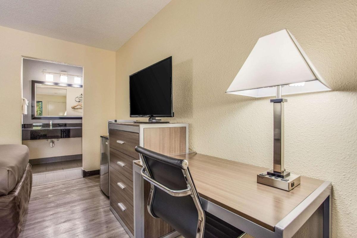 Econo Lodge North Charleston - image 6
