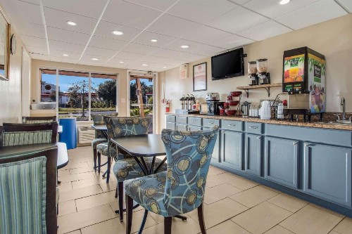 Econo Lodge North Charleston - image 9