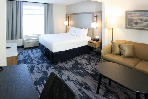 Fairfield Inn & Suites by Marriott Charleston Airport/Convention Center - image 2