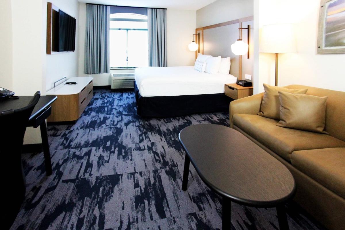 Fairfield Inn & Suites by Marriott Charleston Airport/Convention Center - image 3
