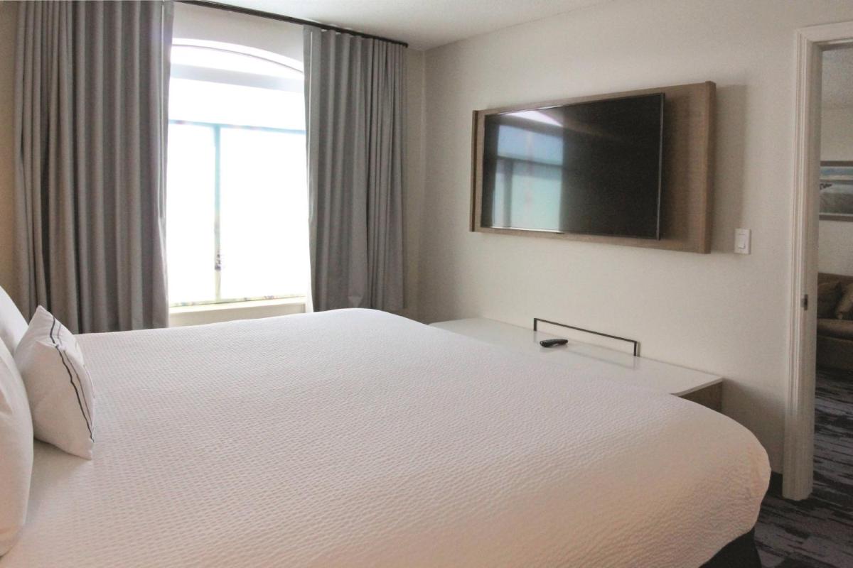 Fairfield Inn & Suites by Marriott Charleston Airport/Convention Center - image 7
