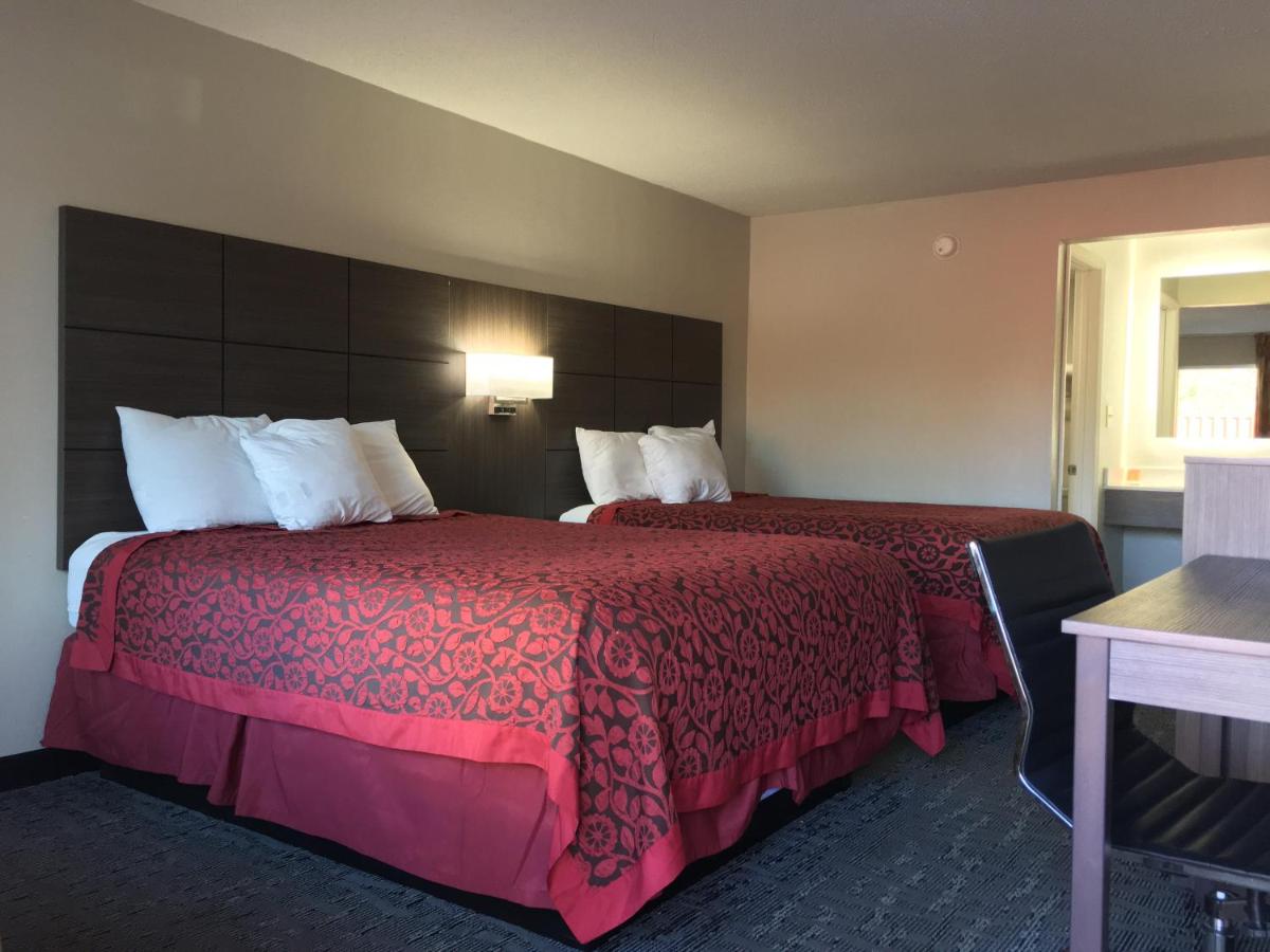 Days Inn & Suites by Wyndham Charleston Airport West - image 2