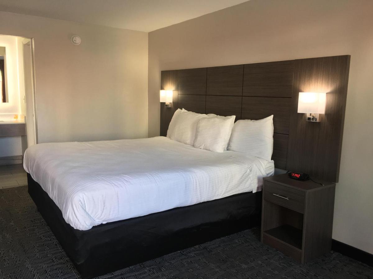 Days Inn & Suites by Wyndham Charleston Airport West - image 4