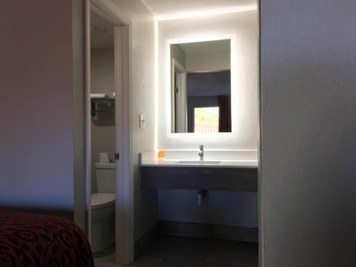 Days Inn & Suites by Wyndham Charleston Airport West - image 6