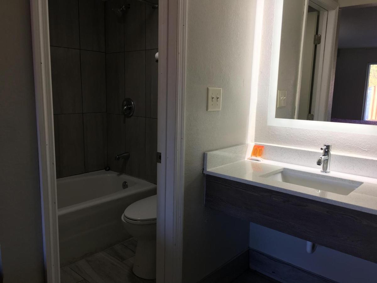 Days Inn & Suites by Wyndham Charleston Airport West - image 7