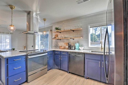 Chic Charleston Home Half Mi to Park Circle! - image 6