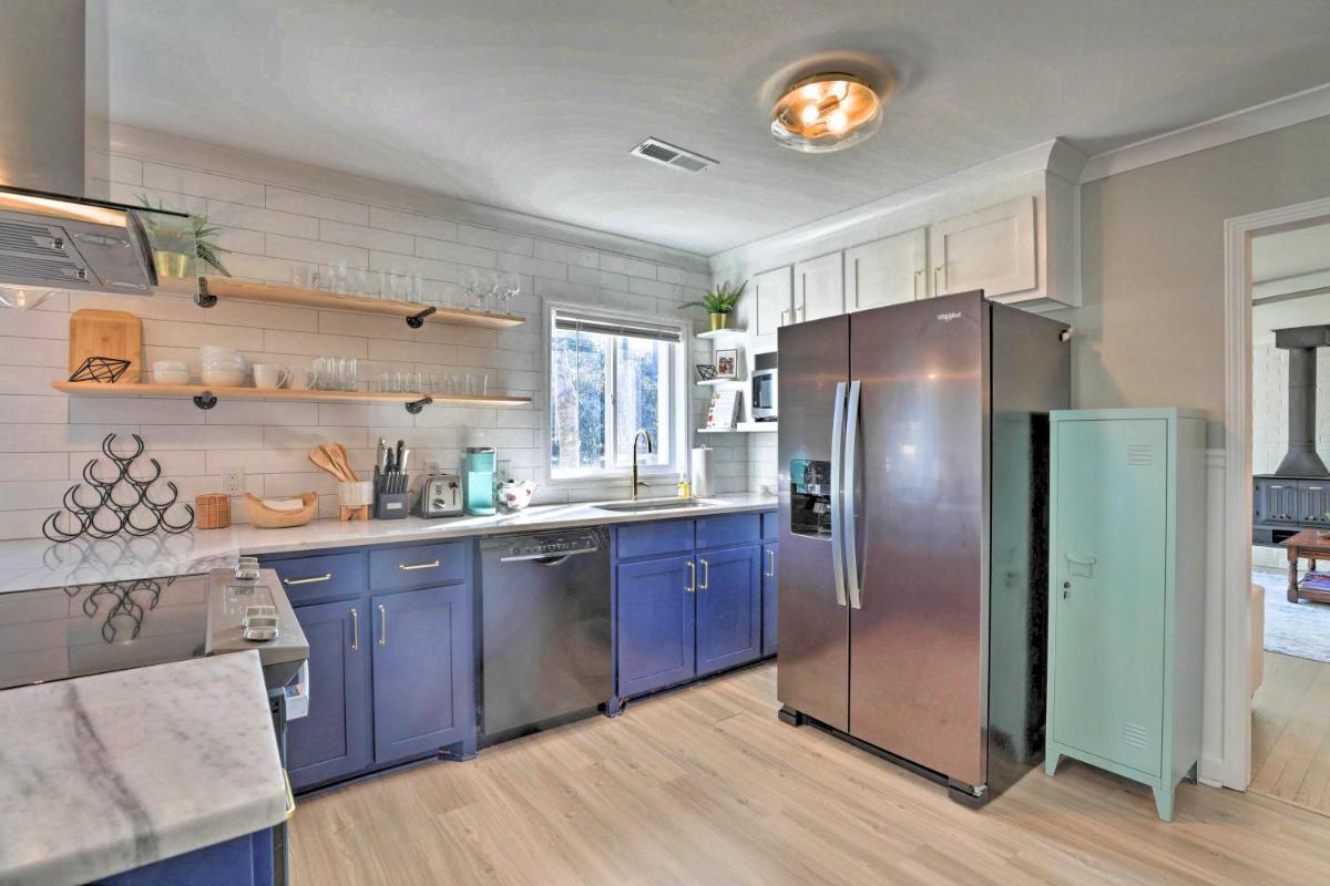 Chic Charleston Home Half Mi to Park Circle! - image 7