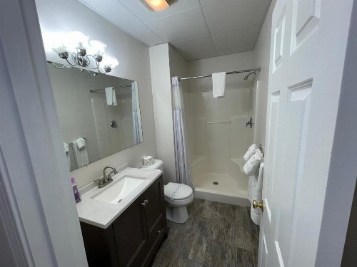 Colonial Motel - image 15