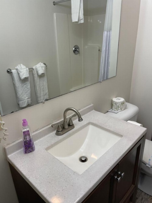 Colonial Motel - image 16