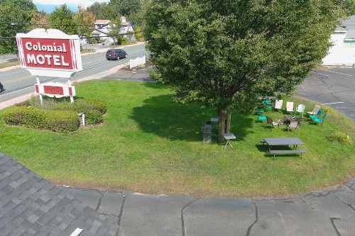 Colonial Motel - image 22