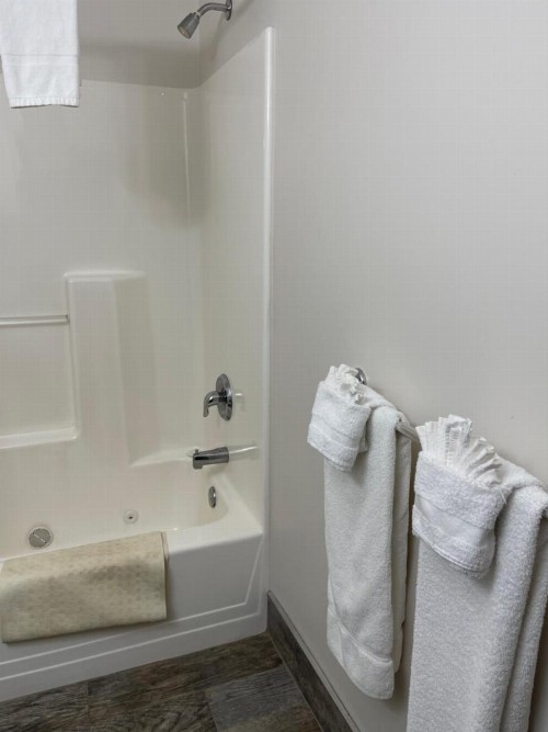 Colonial Motel - image 36