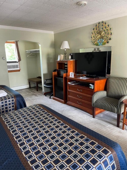 Colonial Motel - image 38