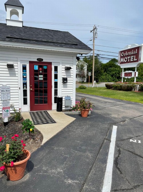 Colonial Motel - image 45