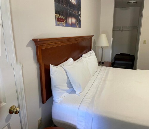 Colonial Motel - image 46