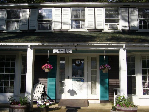 White Trellis Motel - image 1