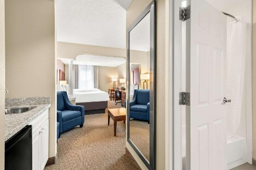 Comfort Inn & Suites - image 28