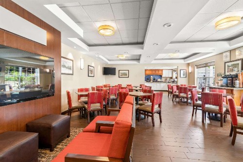 Comfort Inn & Suites - image 31