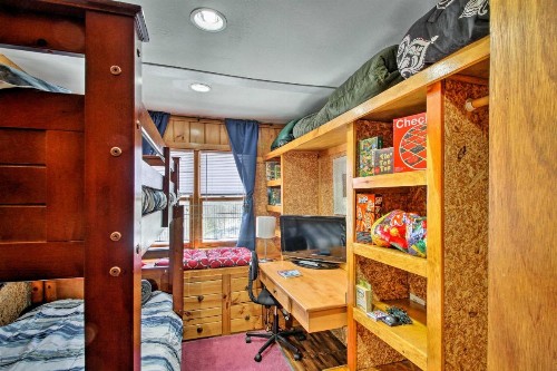 Spacious Mtn Home with Hot Tub and Loft Walk to Town! - image 9