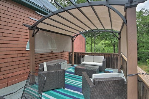 Spacious Mtn Home with Hot Tub and Loft Walk to Town! - image 10