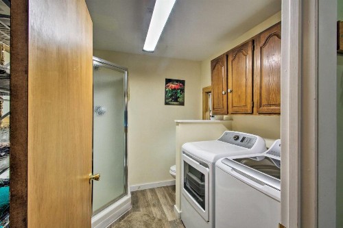 Spacious Mtn Home with Hot Tub and Loft Walk to Town! - image 5