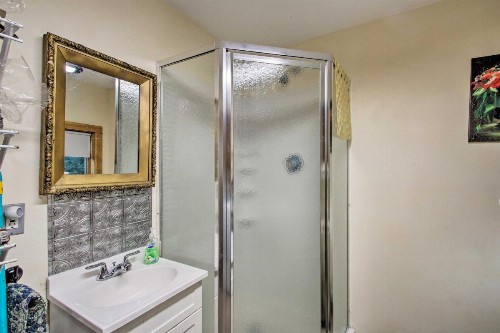 Spacious Mtn Home with Hot Tub and Loft Walk to Town! - image 6