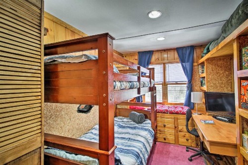 Spacious Mtn Home with Hot Tub and Loft Walk to Town! - image 7