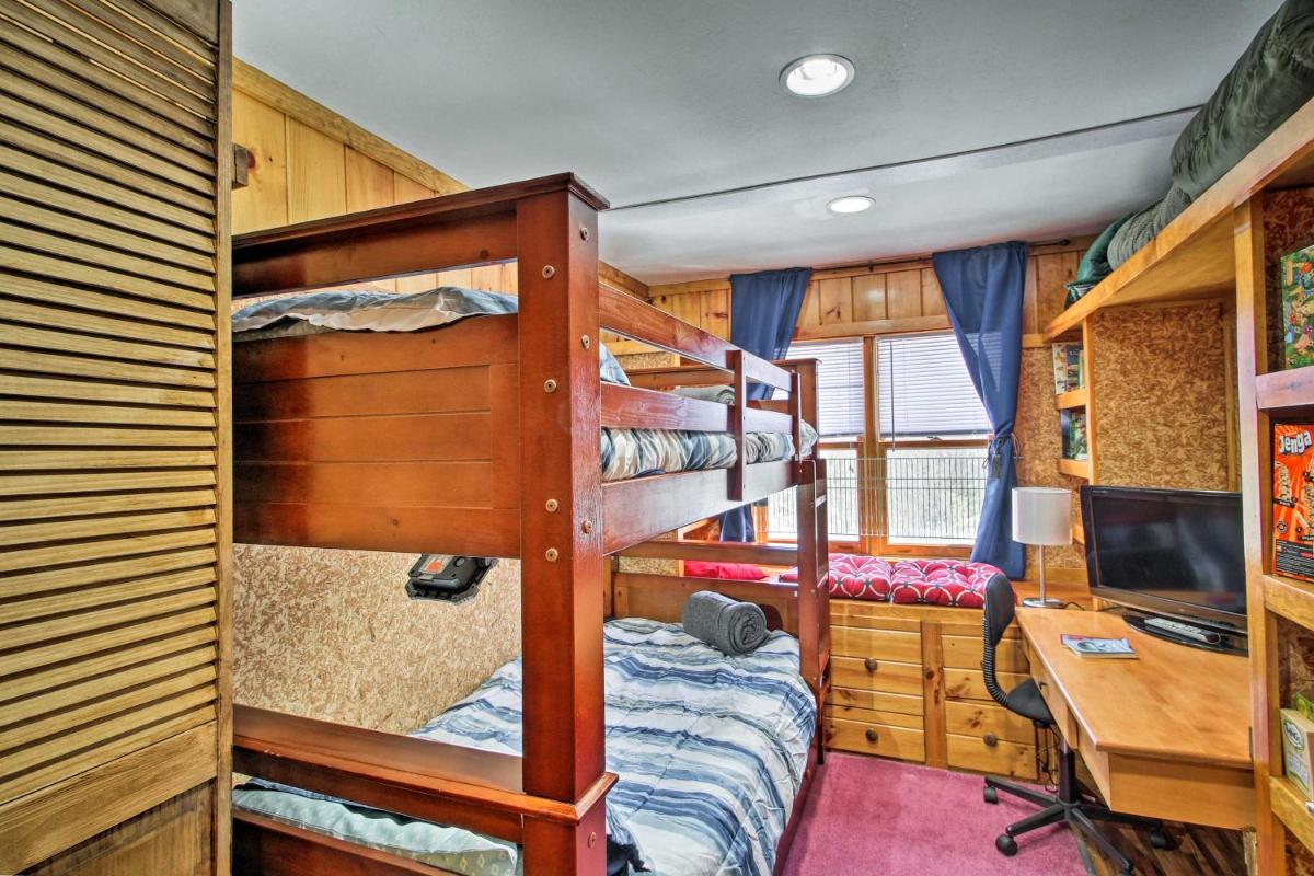 Spacious Mtn Home with Hot Tub and Loft Walk to Town! - image 7