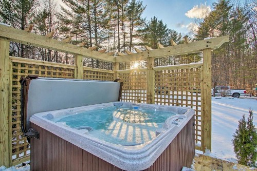 Spacious Mtn Home with Hot Tub and Loft Walk to Town! - image 8
