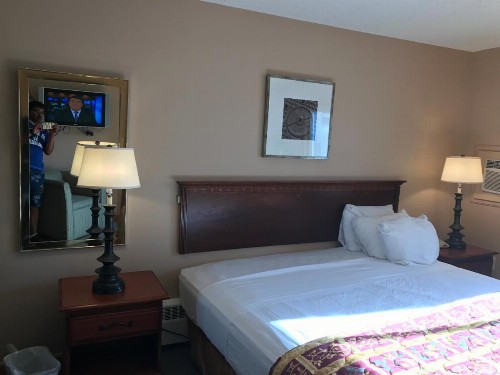 Capri Motel - image 15