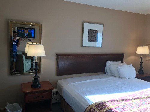 Capri Motel - image 21