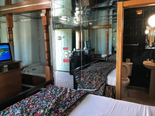 Capri Motel - image 29