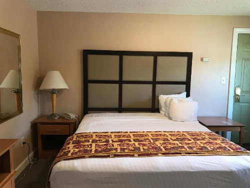 Capri Motel - image 34