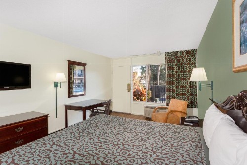 Travelodge by Wyndham Fort Myers North - image 10