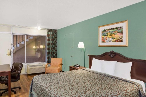 Travelodge by Wyndham Fort Myers North - image 11