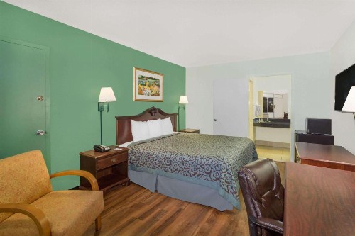 Travelodge by Wyndham Fort Myers North - image 12