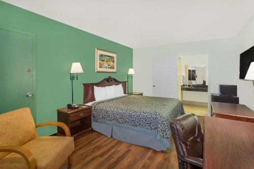Travelodge by Wyndham Fort Myers North - image 13