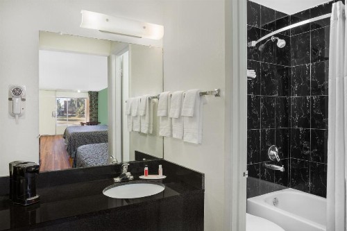 Travelodge by Wyndham Fort Myers North - image 2