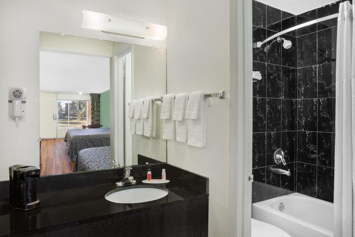 Travelodge by Wyndham Fort Myers North - image 2
