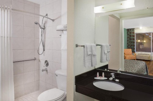 Travelodge by Wyndham Fort Myers North - image 21