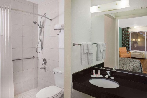 Travelodge by Wyndham Fort Myers North - image 24