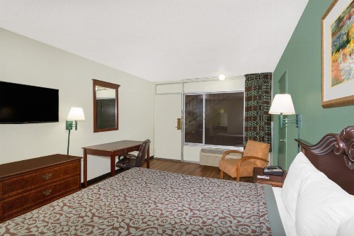 Travelodge by Wyndham Fort Myers North - image 25