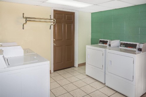 Travelodge by Wyndham Fort Myers North - image 30