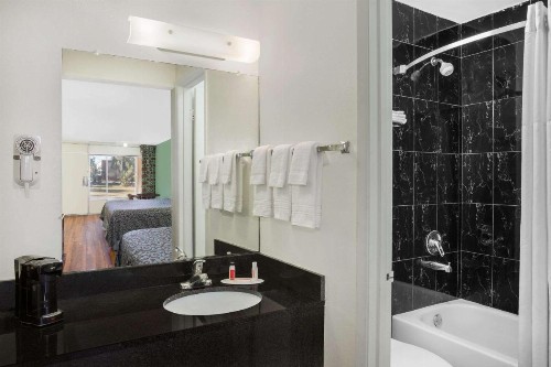 Travelodge by Wyndham Fort Myers North - image 31