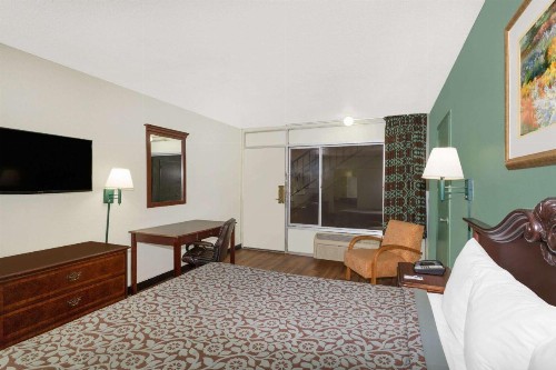Travelodge by Wyndham Fort Myers North - image 33