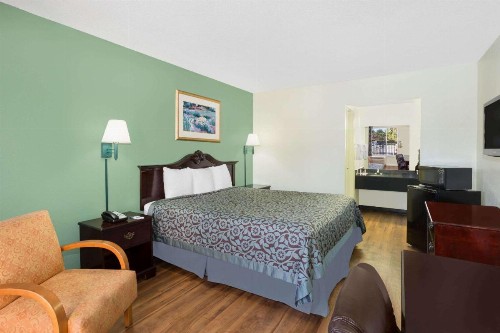 Travelodge by Wyndham Fort Myers North - image 4
