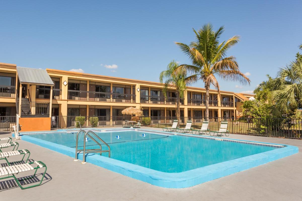 Travelodge by Wyndham Fort Myers North - image 6