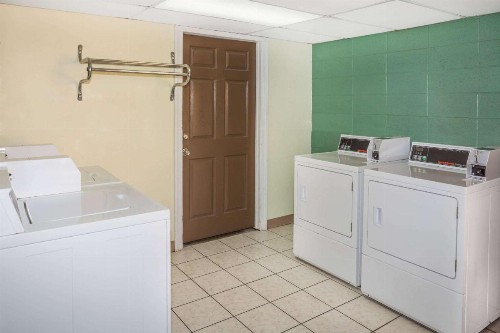 Travelodge by Wyndham Fort Myers North - image 7