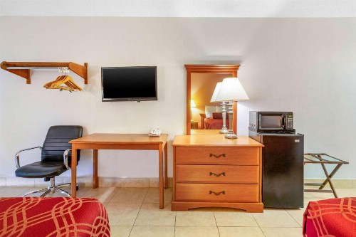 Econo Lodge North - image 12