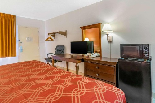 Econo Lodge North - image 14