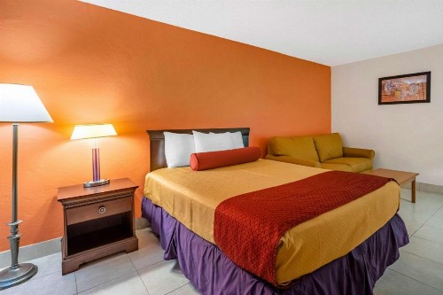 Econo Lodge North - image 16